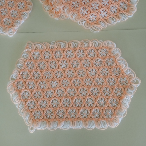 Vintage Crochet Flower Star Placemats And Lazy Susan Mat Set of 5 - Picture 4 of 11